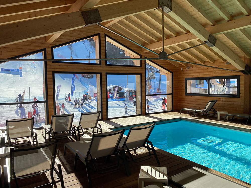 Piscine vue piste